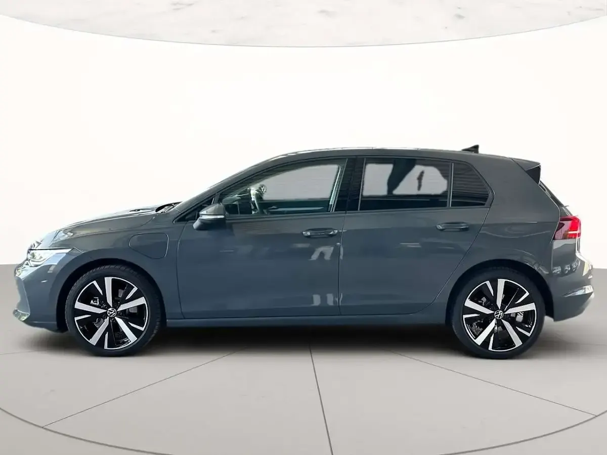 Usata VW Golf VIII Edition 204 CV (150 kW) 2025 Dolphin grey metallizzato Berlina
