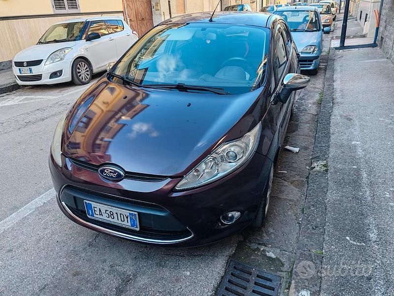 Usata 2010 Ford Fiesta Due volumi | 4000 € (Buon prezzo) - Immagine 1/4