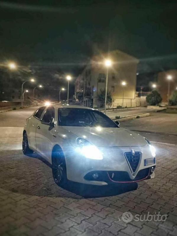 Bianco Usata 2016 Alfa Romeo Giulietta Tre volumi | 9000 € (Buon prezzo) - Immagine 1/4
