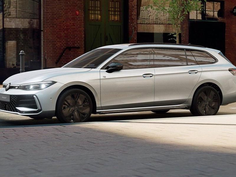 Nuova VW Passat R-line 150 CV (110 kW) 2025 Dolomite silver metallizzato Station wagon