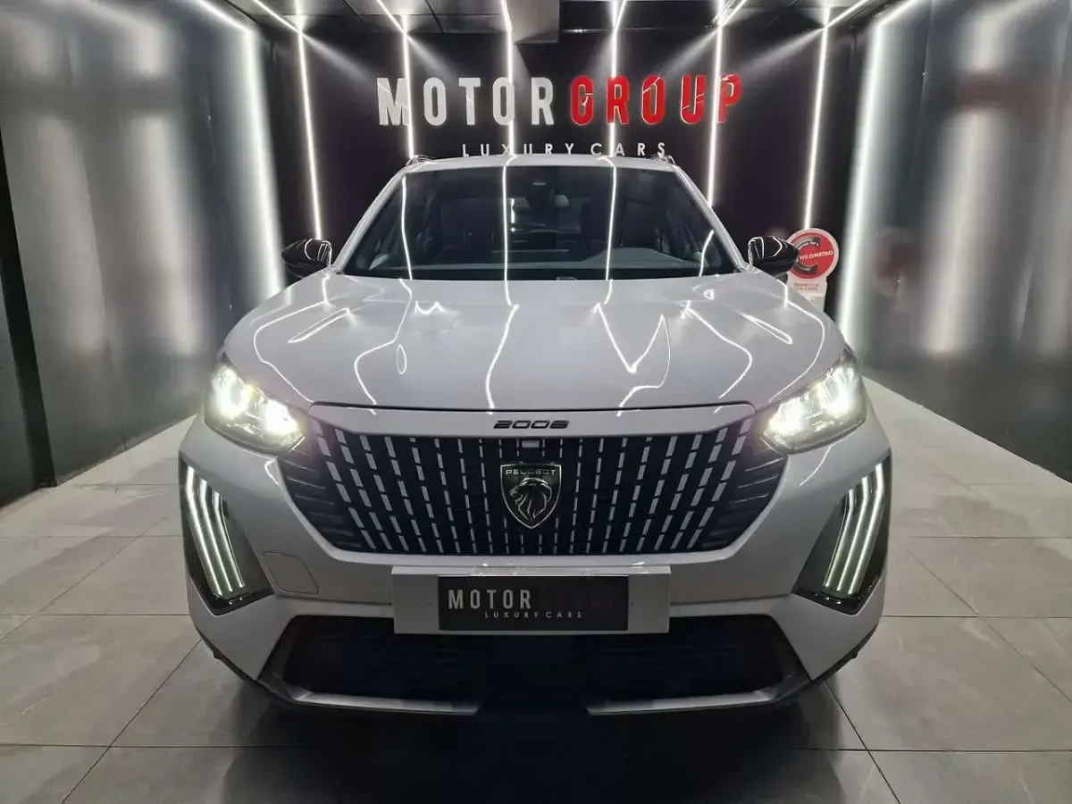 Usata Peugeot 2008 Allure 102 CV (75 kW) 2023 Bianco SUV