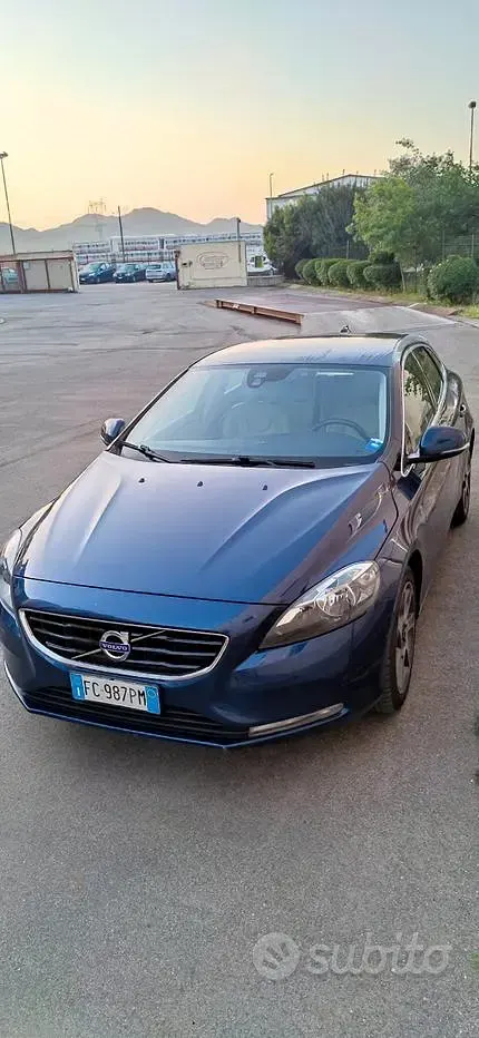Usata Volvo V40 150 CV (110 kW) 2016 Blu Berlina