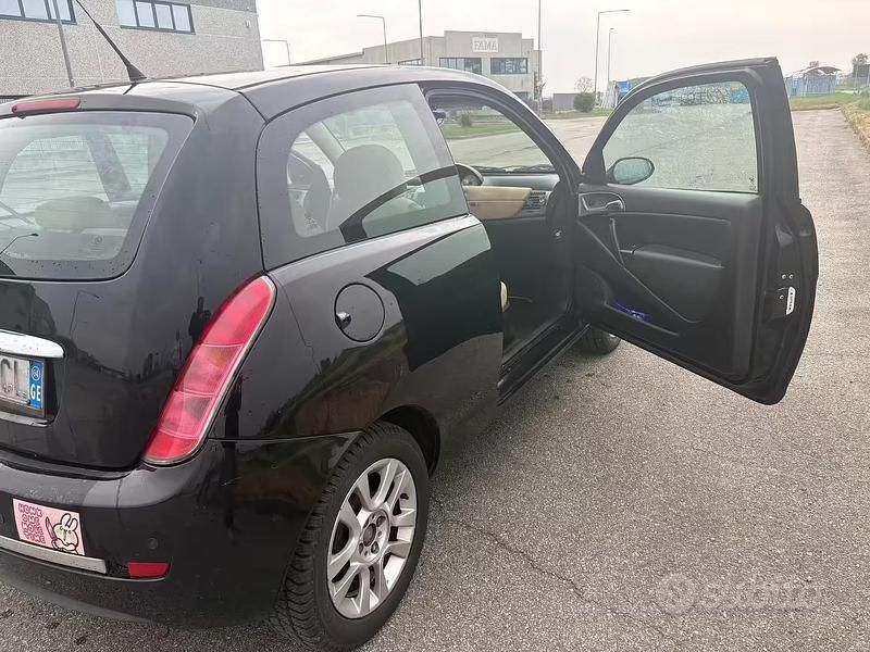 Usata Lancia Ypsilon 80 CV (58 kW) 2004 Nero Utilitaria