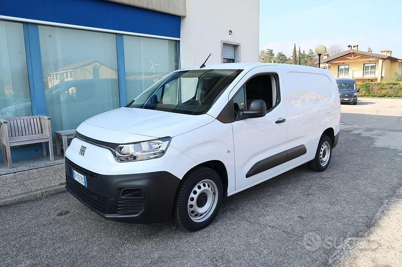 Usata Fiat Doblò 100 CV (73 kW) 2023 Bianco Monovolume