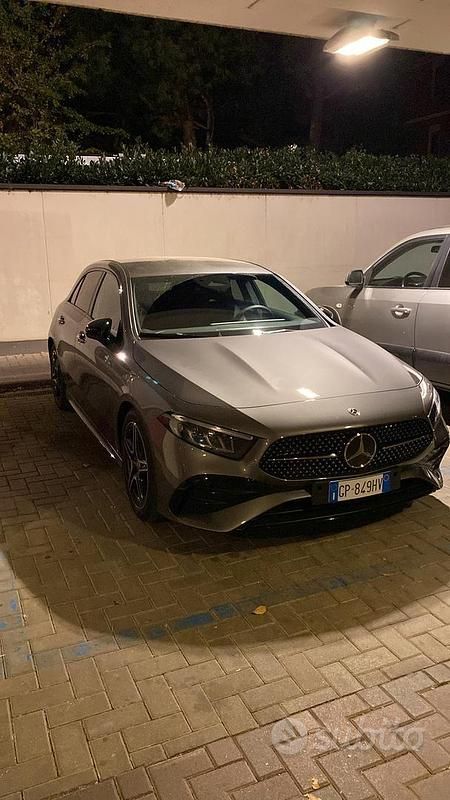 Usata Mercedes A180 AMG line 116 CV (85 kW) 2023 Grigio Berlina