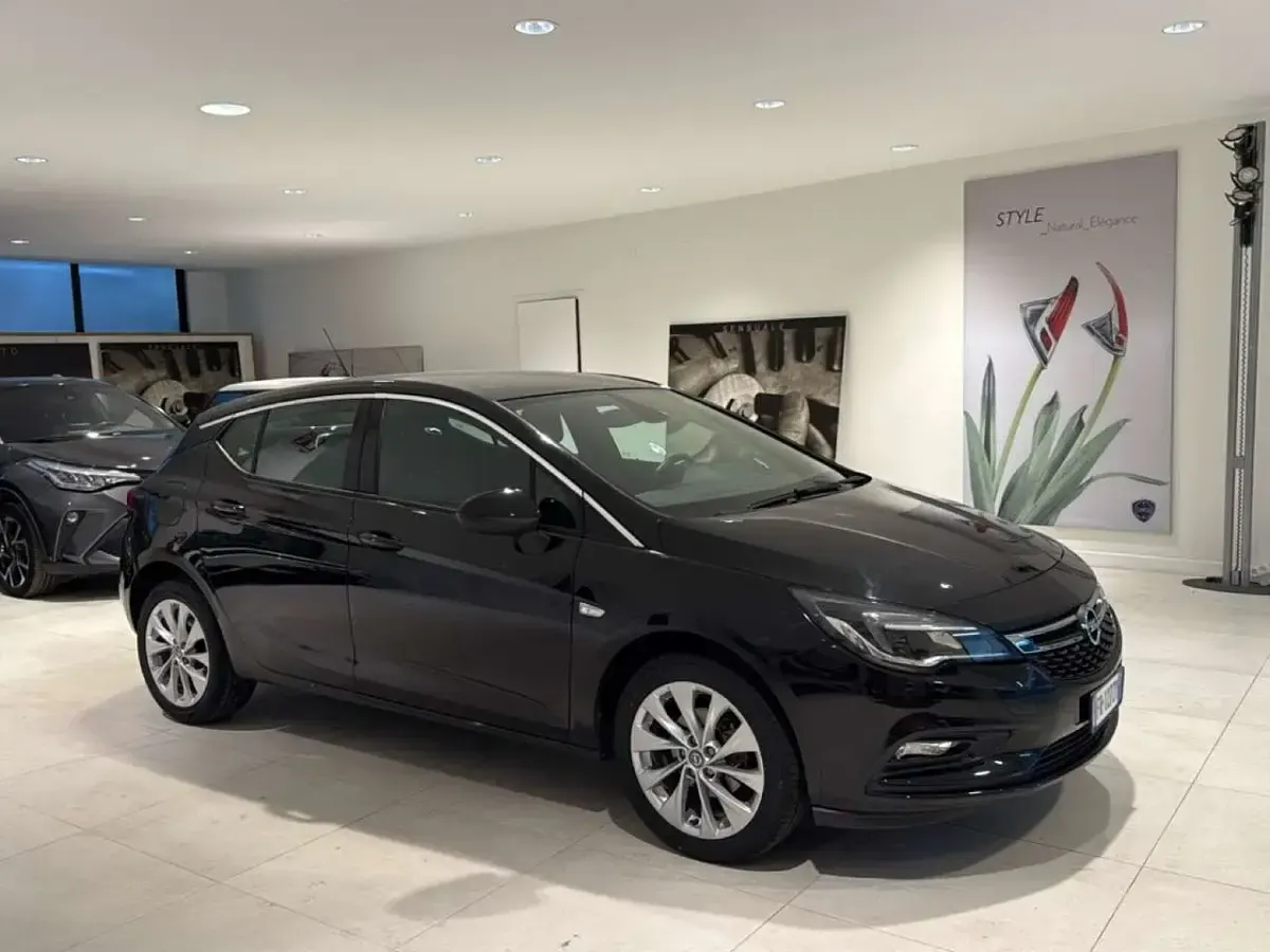 Usata Opel Astra Innovation 110 CV (80 kW) 2018 Nero Berlina