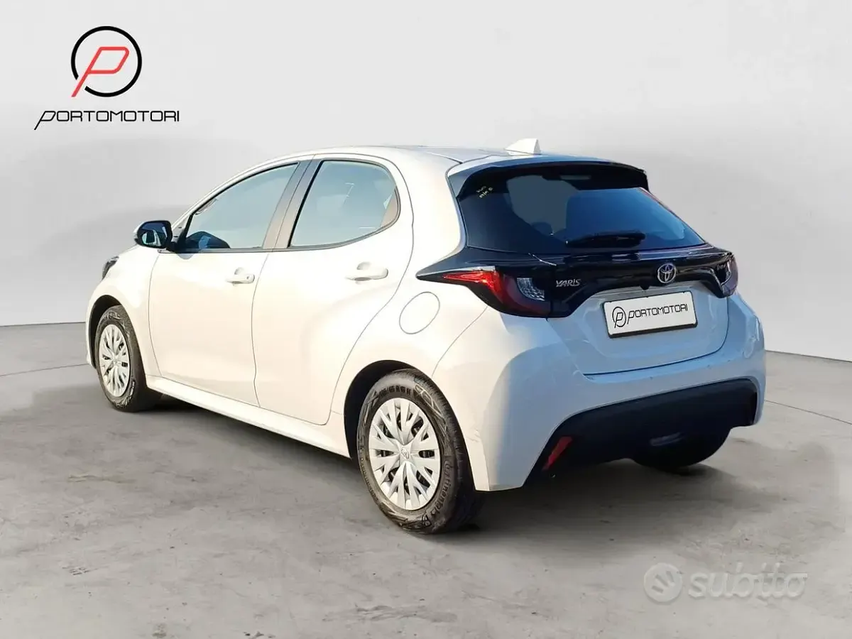 Usata Toyota Yaris Hybrid Active 92 CV (67 kW) 2025 Bianco Berlina