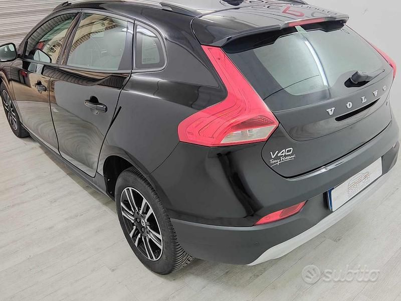 Usata Volvo V40 CC 120 CV (88 kW) 2018 Nero Station wagon