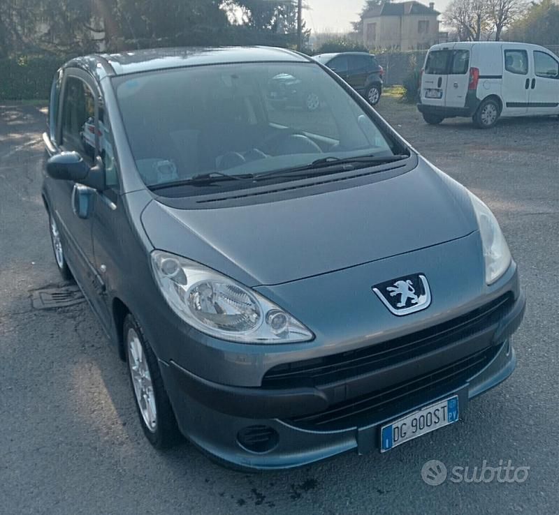 Begagnad Peugeot 1007 73 HK (53 kW) 2007 Grå Minibuss