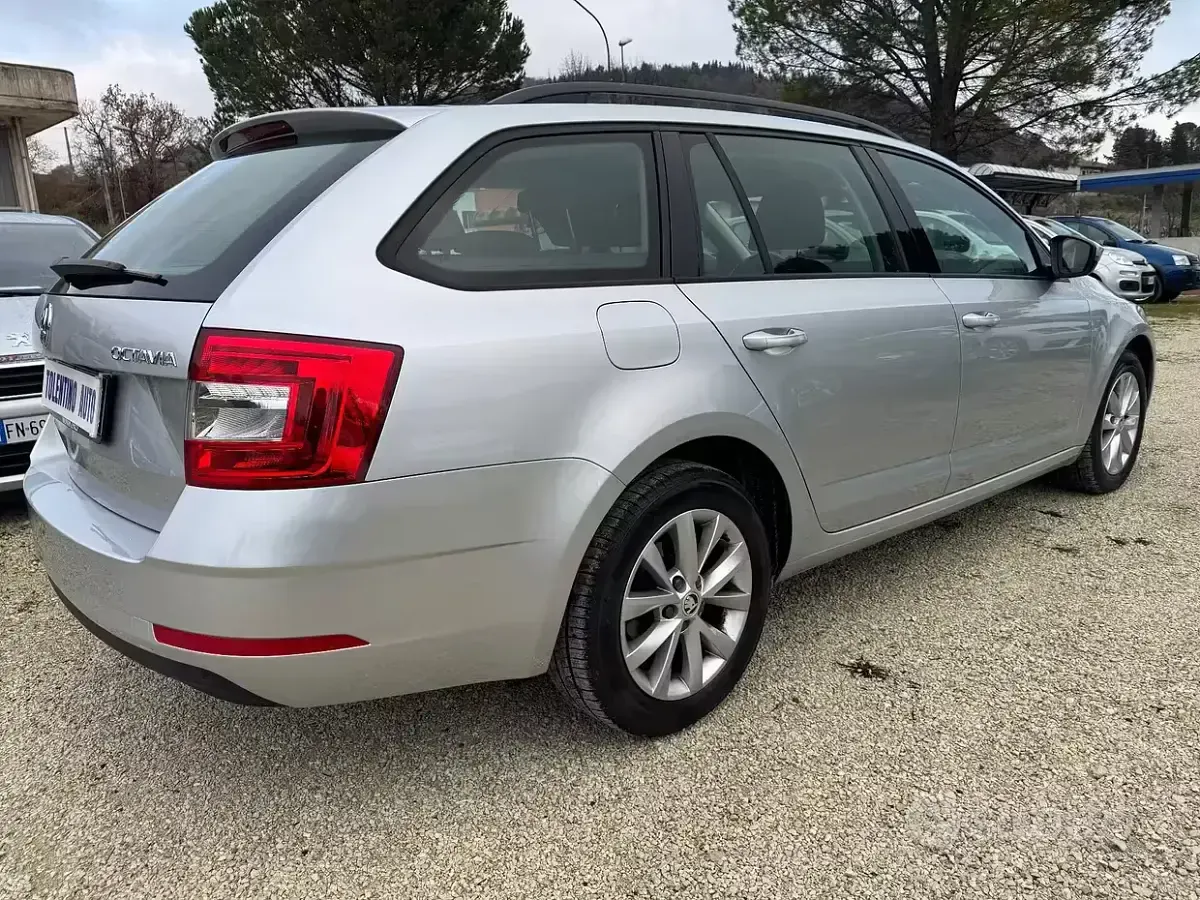 Usata Skoda Octavia Executive 116 CV (85 kW) 2020 Grigio Station wagon