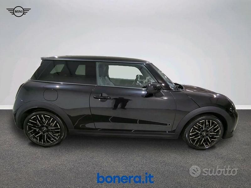 Usata Mini Cooper Favoured 204 CV (150 kW) 2024 Midnight black ii Utilitaria
