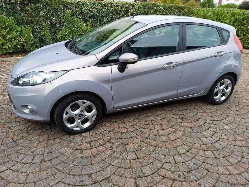 Usata Ford Fiesta Individual 120 CV (88 kW) 2012 Argento Berlina