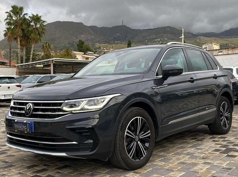 Grigio Usata 2022 VW Tiguan Elegance SUV | 28.900 € (Buon prezzo) - Immagine 1/4