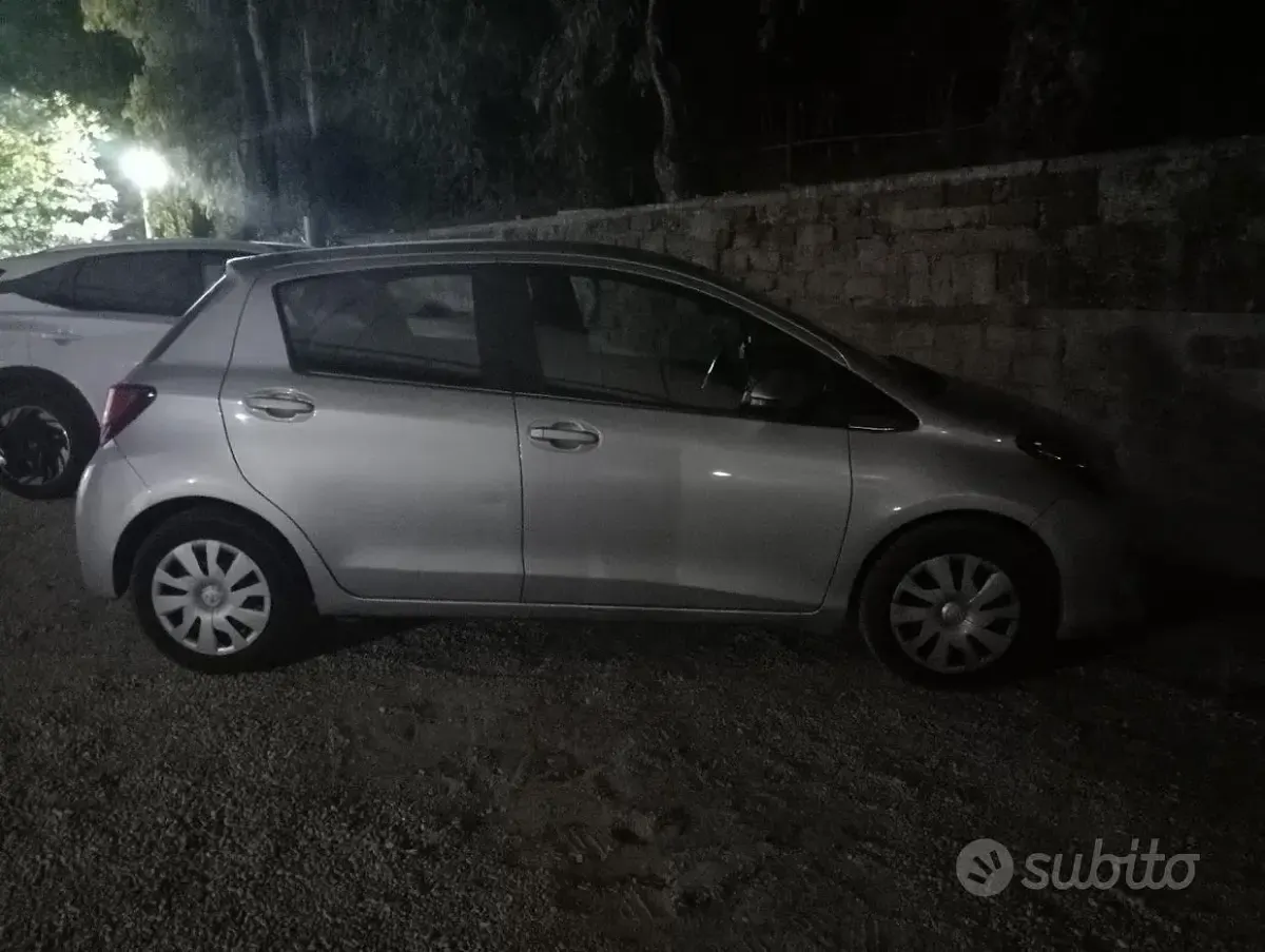Usata Toyota Yaris 69 CV (50 kW) 2014 Grigio Utilitaria