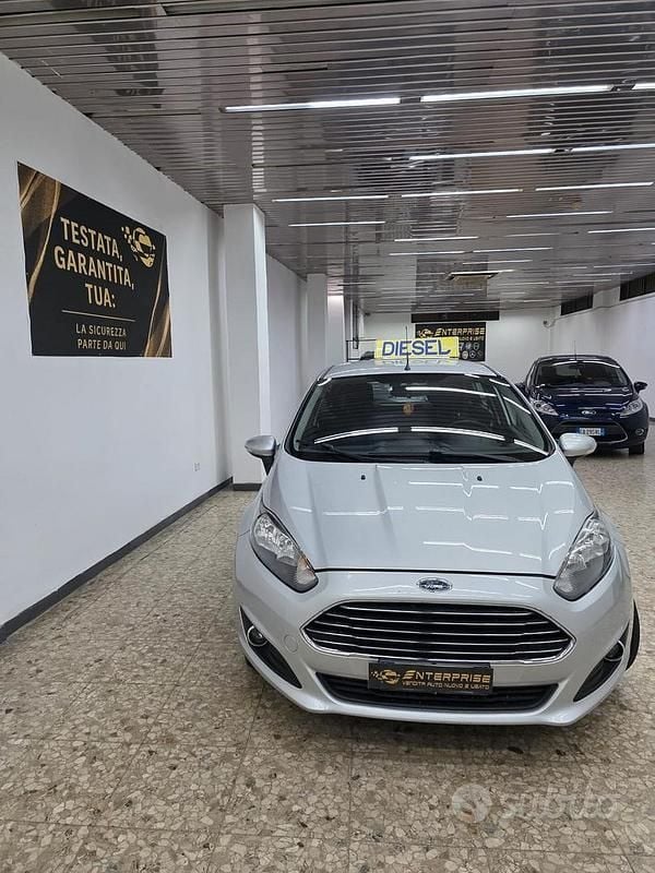 Grigio Usata 2014 Ford Fiesta Tre volumi | 4500 € (Buon prezzo) - Immagine 1/4
