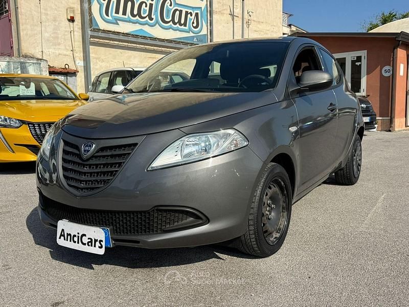 Begagnad Lancia Ypsilon 69 HK (50 kW) 2015 Grå Halvkombi