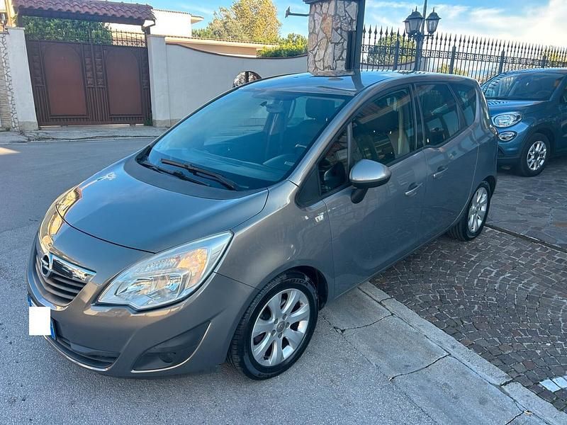 Argento Usata 2013 Opel Meriva Cosmo Monovolume | 4800 € (Buon prezzo) - Immagine 1/4