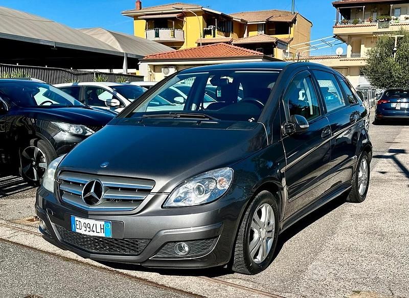 Grigio Usata 2010 Mercedes B180 Executive Monovolume | 4700 € (Cara) - Immagine 1/4