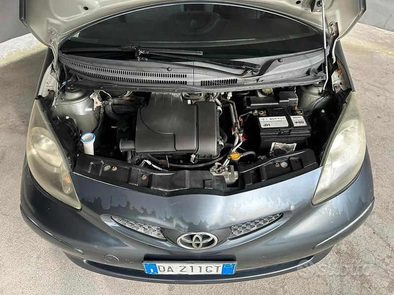 Usata Toyota Aygo Sol 68 CV (50 kW) 2005 Grigio Utilitaria
