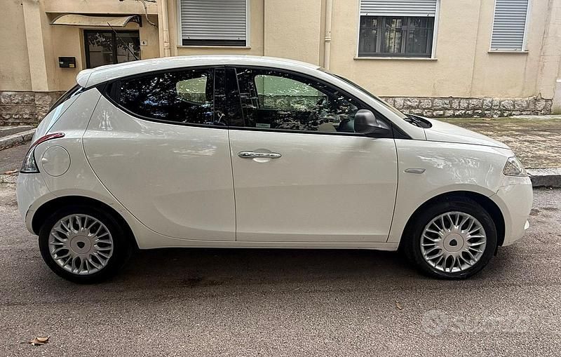 Usata Lancia Ypsilon 95 CV (69 kW) 2016 Bianco Utilitaria