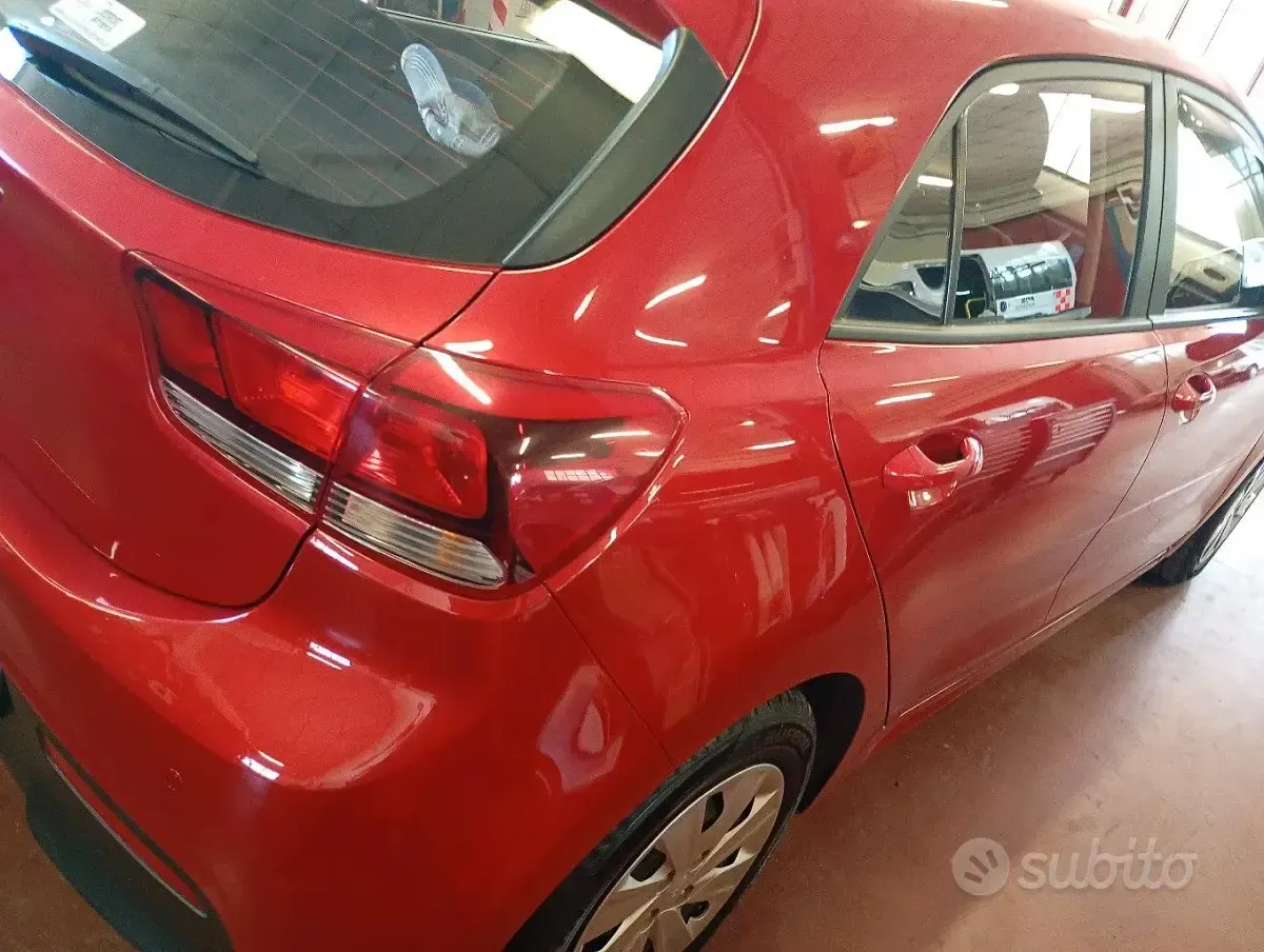 Käytetty Kia Rio 84 HP (61 kW) 2023 Punainen Sedan