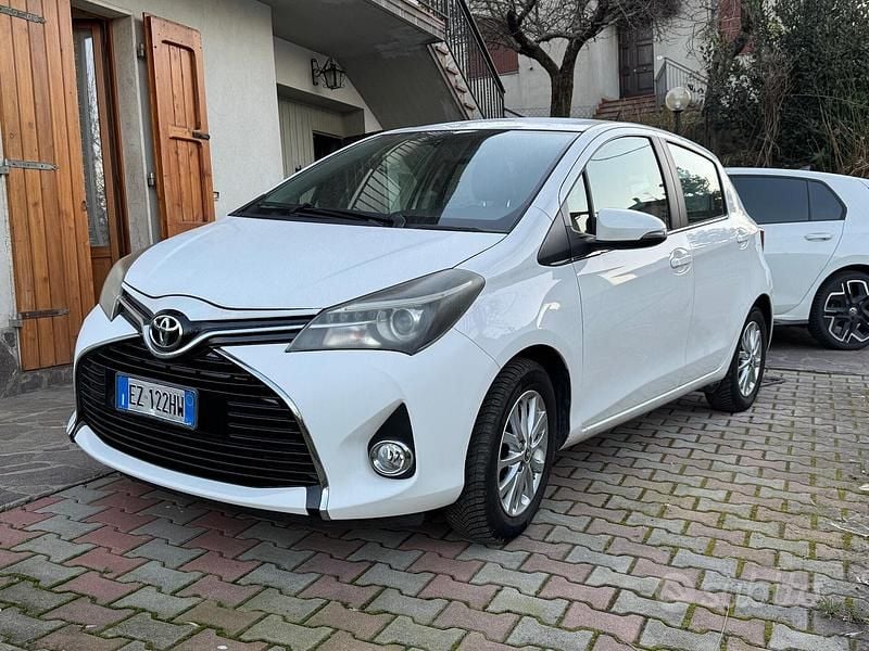 Usata Toyota Yaris Lounge 90 CV (66 kW) 2015 Bianco Utilitaria