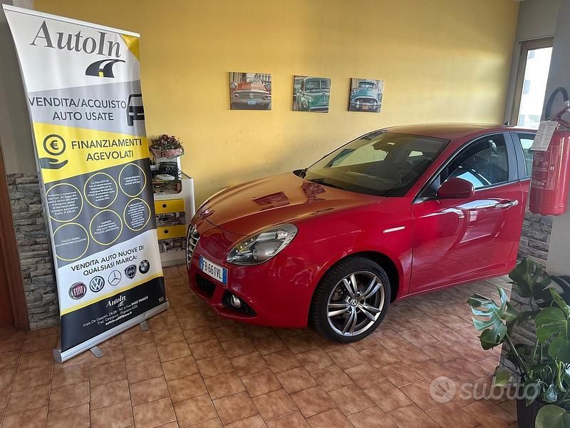 Rosso Usata 2015 Alfa Romeo Giulietta Distinctive Tre volumi | 7900 € (Buon prezzo) - Immagine 1/4