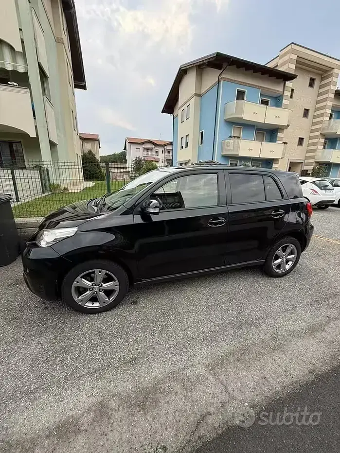 Usata Toyota Urban Cruiser 90 CV (66 kW) 2011 Nero Utilitaria