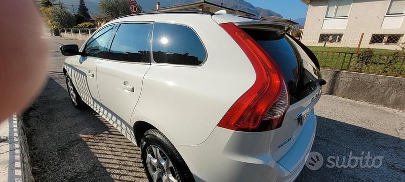 Bianco Usata 2016 Volvo XC60 Kinetic SUV | 13.400 € (Buon prezzo) - Immagine 1/4