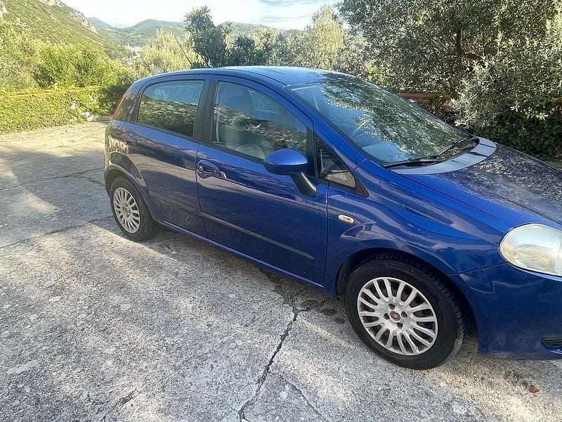 Blu/azzurro Usata 2009 Fiat Grande Punto Due volumi | 1850 € (Buon prezzo) - Immagine 1/4