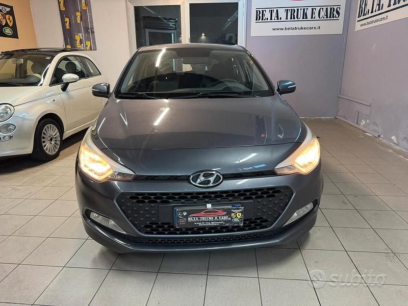 Grigio Usata 2015 Hyundai i20 Comfort Tre volumi | 7500 € (Buon prezzo) - Immagine 1/4