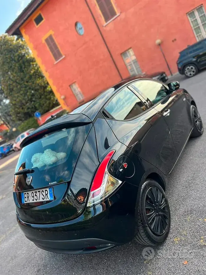 Usata Lancia Ypsilon 69 CV (50 kW) 2013 Nero Utilitaria