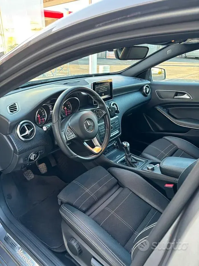 Usata Mercedes A180 Urban 109 CV (80 kW) 2017 Grigio Utilitaria