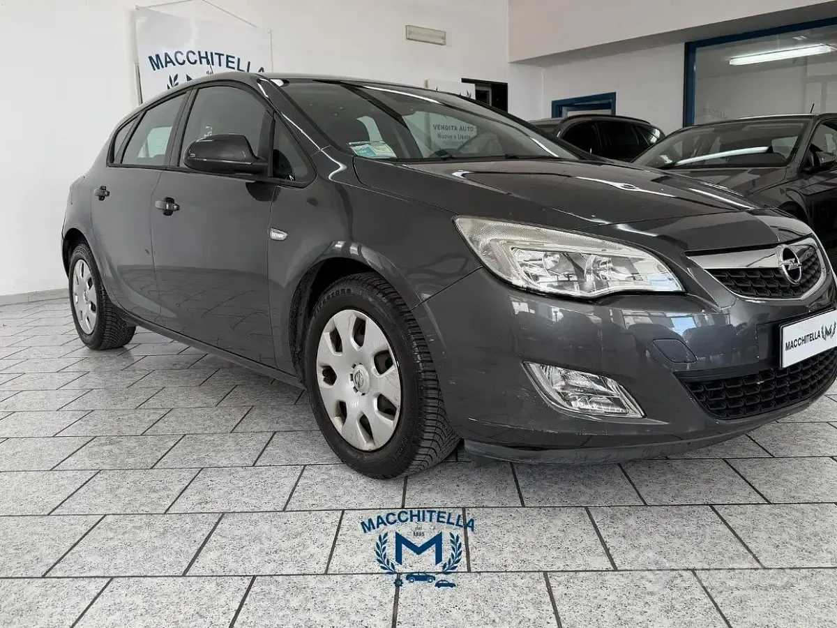 Usata Opel Astra Cosmo 140 CV (102 kW) 2011 Grigio Berlina