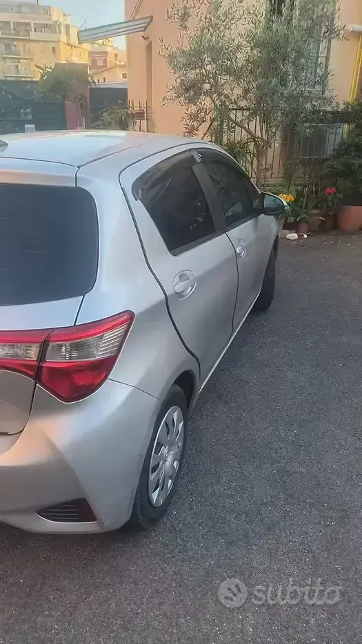 Usata Toyota Yaris 72 CV (52 kW) 2019 Grigio Berlina