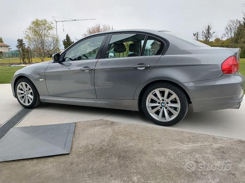 Usata BMW 320 Efficient Dynamics 177 CV (130 kW) 2010 Grigio Berlina
