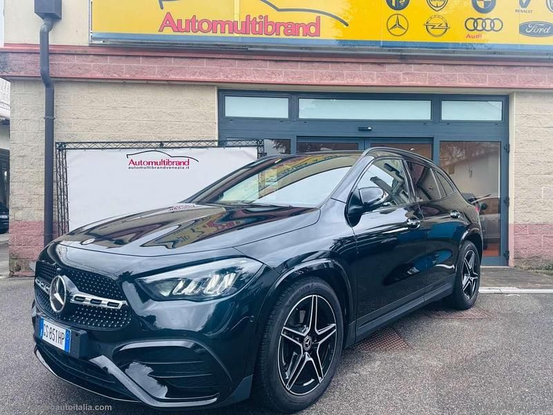 Nero Usata 2024 Mercedes GLA180 AMG Line Premium Plus SUV | 39.900 € (Buon prezzo) - Immagine 1/4