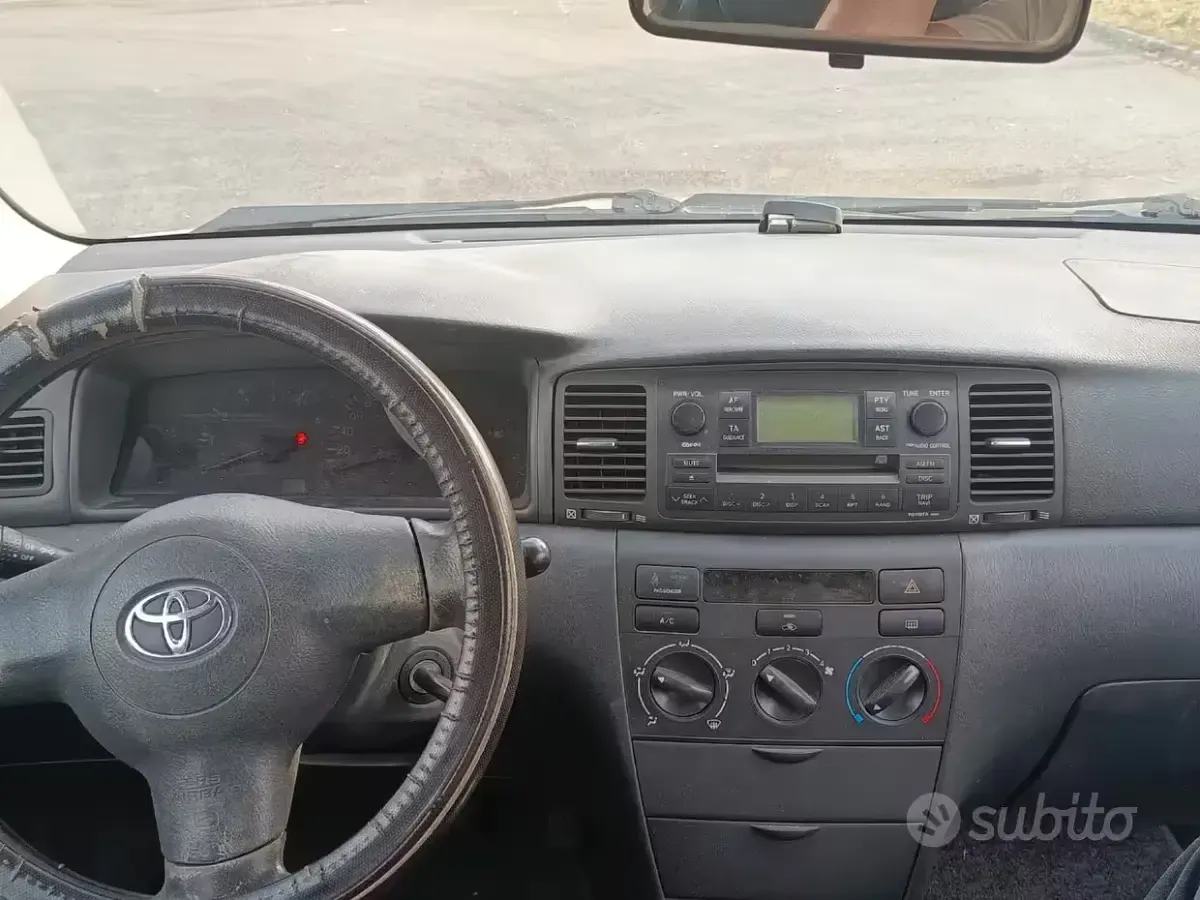 Usata Toyota Corolla 90 CV (66 kW) 2005 Grigio Berlina
