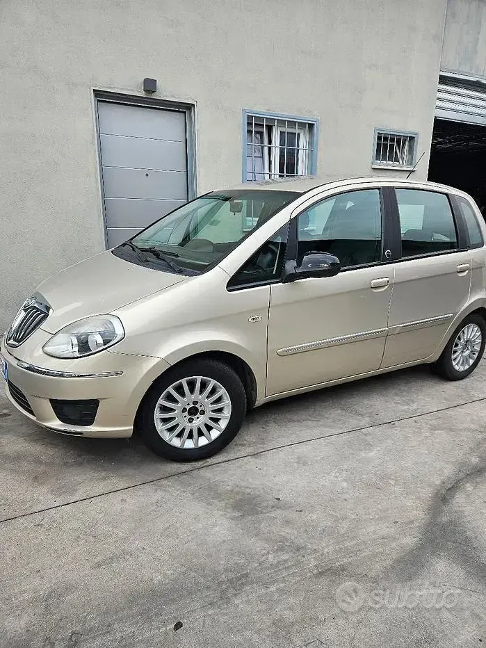 Usata Lancia Musa 95 CV (69 kW) 2012 Grigio Monovolume