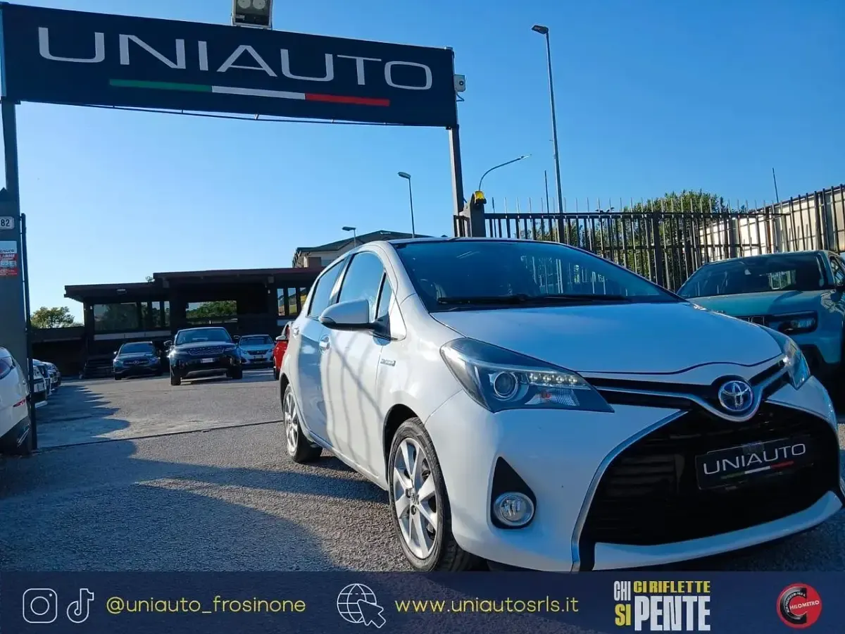 Usata Toyota Yaris Hybrid Cool 73 CV (53 kW) 2015 Bianco Berlina