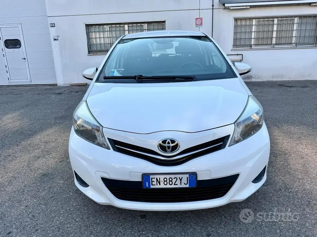 Usata Toyota Yaris Lounge 69 CV (50 kW) 2012 Bianco Utilitaria