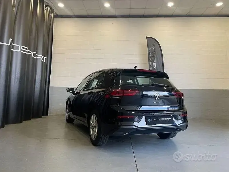 Usata VW Golf VIII Life 131 CV (96 kW) 2022 Grigio Berlina