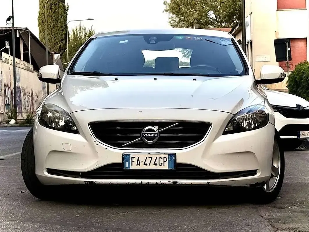 Usata Volvo V40 Kinetic 114 CV (83 kW) 2015 Bianco Berlina