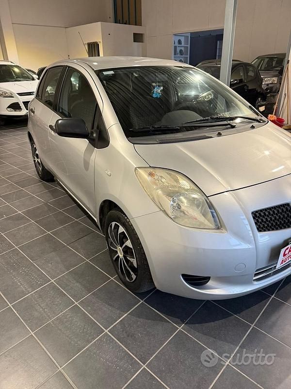 Usata Toyota Yaris 69 CV (50 kW) 2007 Grigio Berlina