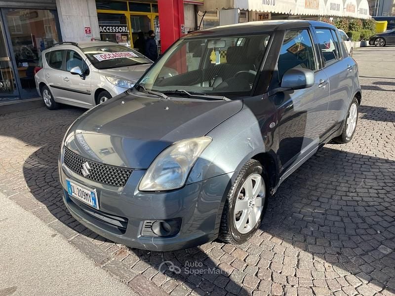 Grigio Usata 2007 Suzuki Swift GLX Tre volumi | 3699 € (Buon prezzo) - Immagine 1/4