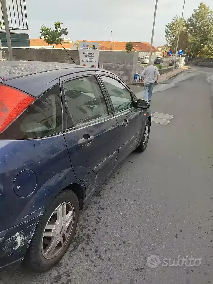 Usata Ford Focus 100 CV (73 kW) 2002 Bluazzurro Utilitaria