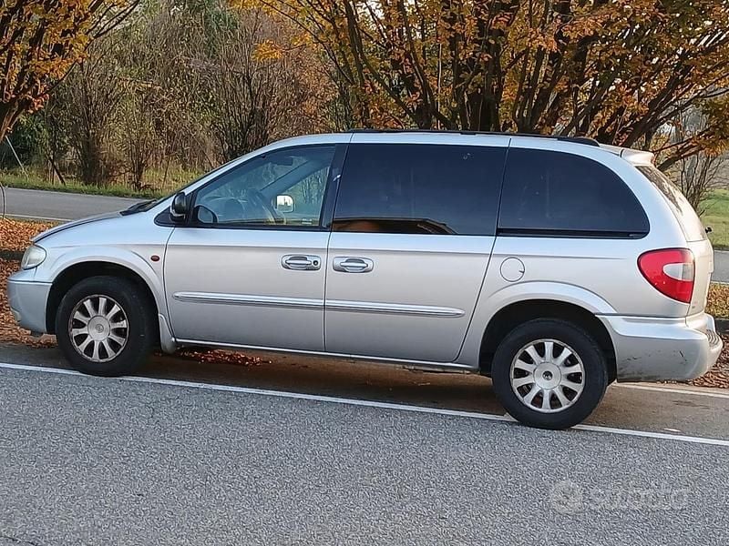 Usata Chrysler Voyager 143 CV (105 kW) 2002 Grigio Monovolume