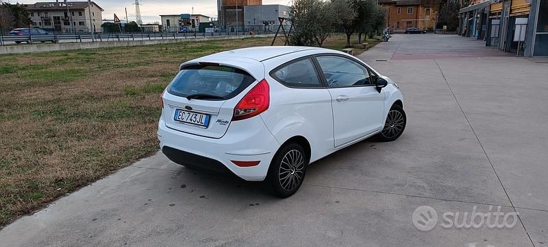 Usata Ford Fiesta Titanium 82 CV (60 kW) 2010 Bianco Berlina