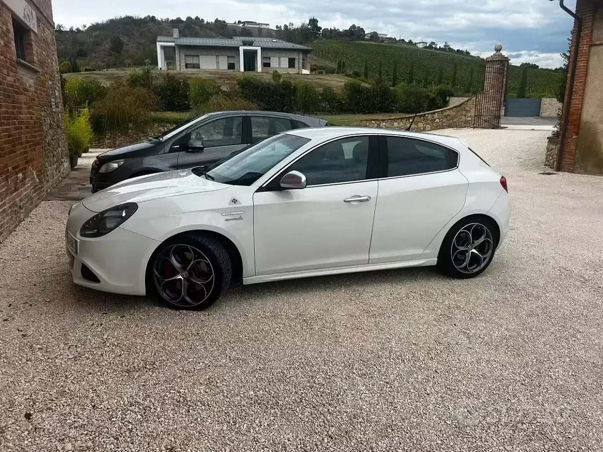 Usata Alfa Romeo Giulietta Quadrifoglio 235 CV (172 kW) 2011 Bianco Utilitaria