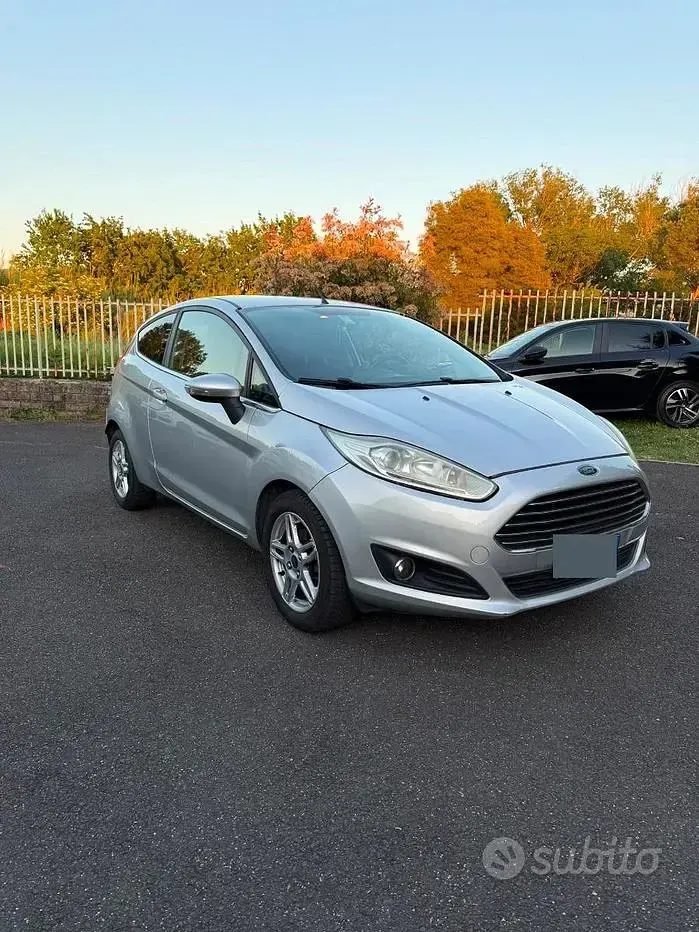 Usata Ford Fiesta Titanium 95 CV (69 kW) 2015 Grigio Utilitaria